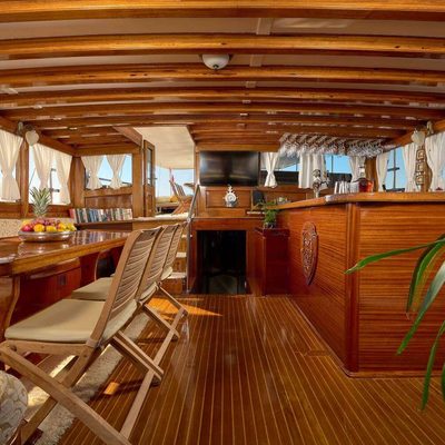Linda Yacht 11