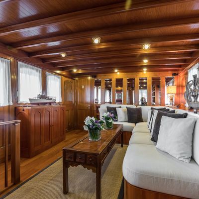 Over the Rainbow of London Yacht 12