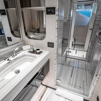 Bella Vita Yacht 9