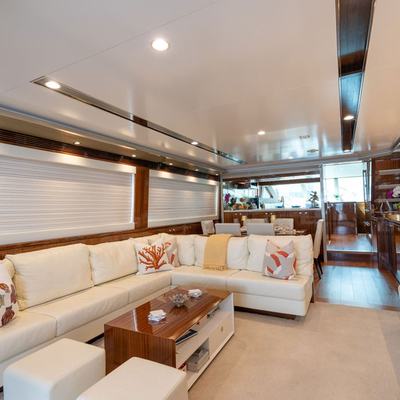 Pilot Lounge Yacht 13