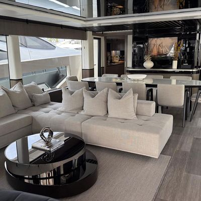 Bikini Queen Yacht 11