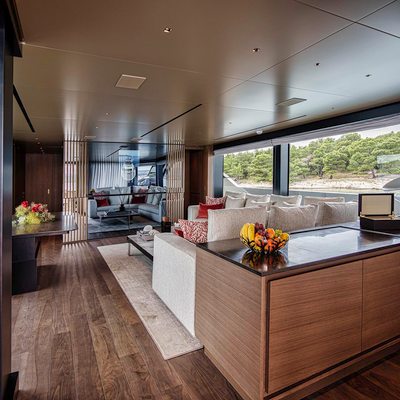 Destino Yacht 12