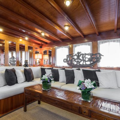 Over the Rainbow of London Yacht 13