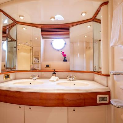 Victoria Yacht 11