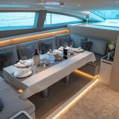 J Seven Yacht 12