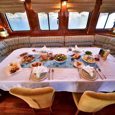 Queen Atlantis Yacht 12