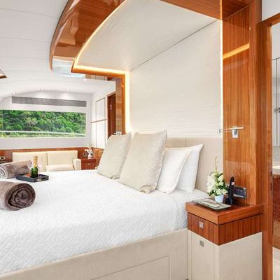SeaGlass Yacht 13