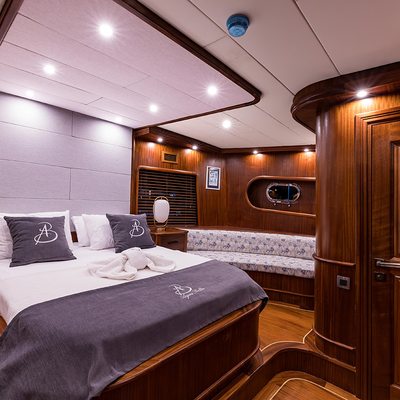 Aqua Bella Yacht 15