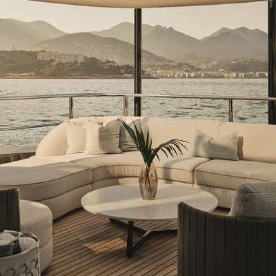 M Yacht 12