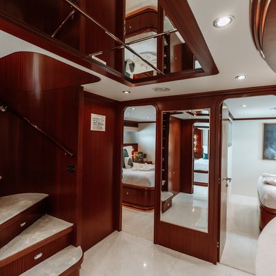 Beachfront Yacht 15