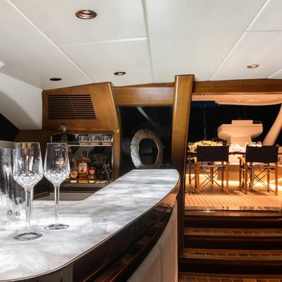 Dakota Yacht 15