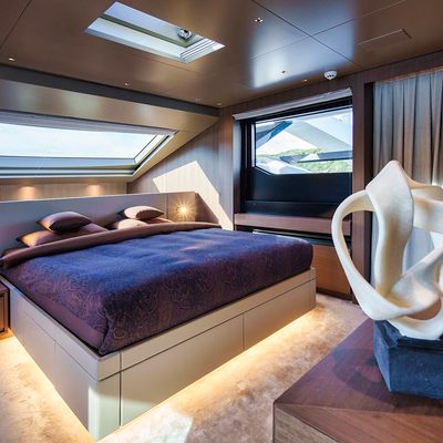 Destino Yacht 13