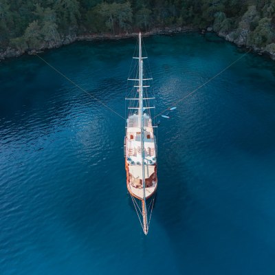 Queen Atlantis Yacht 14