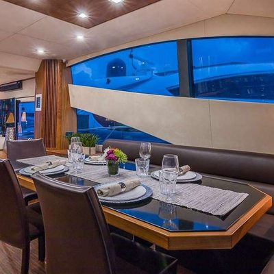 Twins Yacht 13
