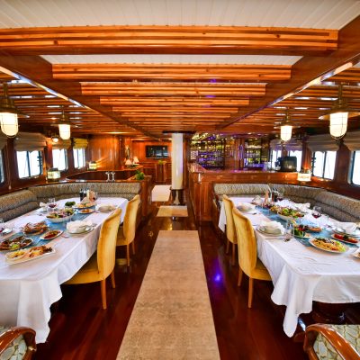 Queen Atlantis Yacht 11