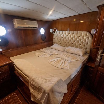 Queen Lila Yacht 15