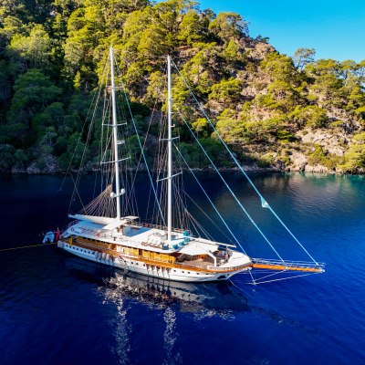 Queen Atlantis Yacht 11