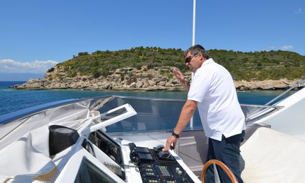 Benefits of Choosing a Local Captain in Greece