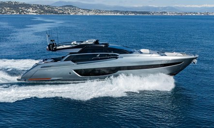 Riva yacht rental SAMIRA offers 10% off South of France charters from September