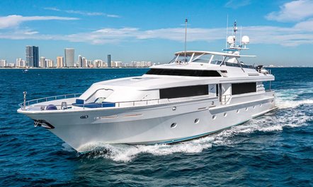 Charter Yacht XOXO Opens Availability for Thanksgiving Yacht Charters in Florida