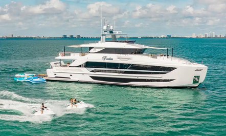 Join 33M Horizon motor yacht FREEDOM on an idyllic Caribbean yacht charter