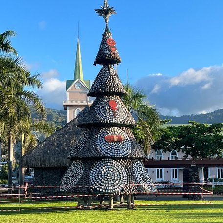 Tahiti - Pā'ōfa'i Gardens buildings