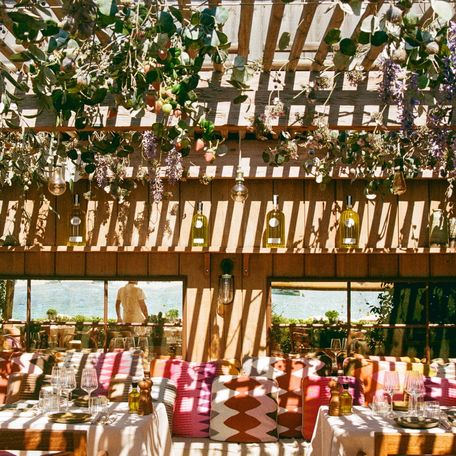 Jardin Tropezina seating area