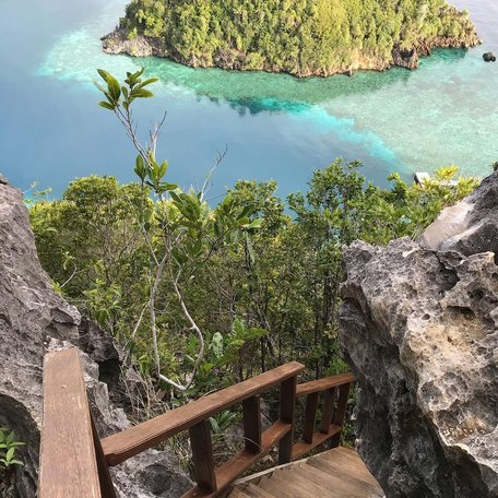 Wooden steps between two rocks up to the Love Lagoon viewpoint 