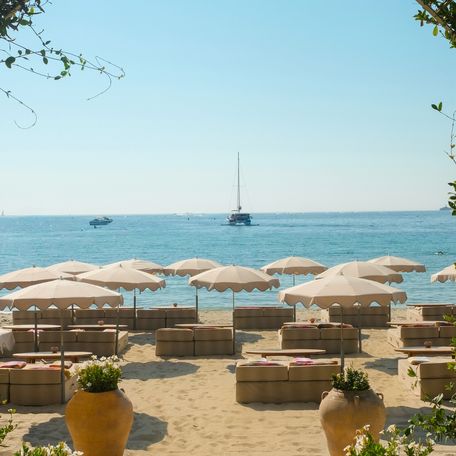 Jardin Tropezina beach with parasols
