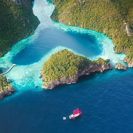 Small islet that creates the heart shape of the lagoon 