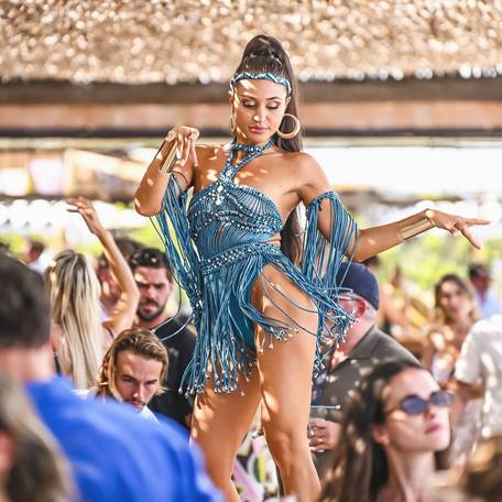 Verde Beach St Tropez dancer in action