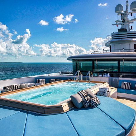 biggest yacht in bahamas