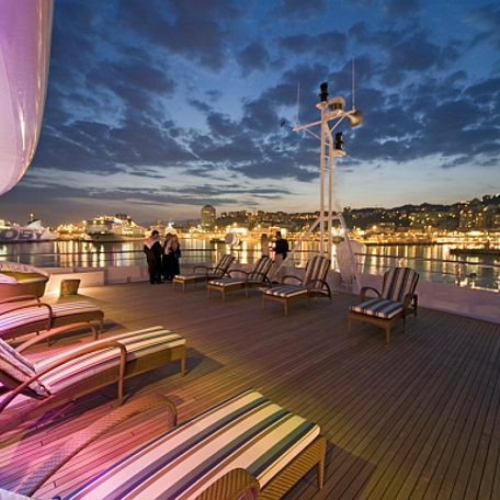 night luxury yacht party
