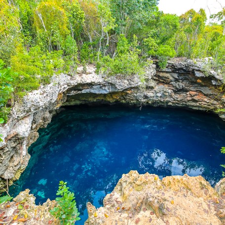Sapphire Blue Hole at the island of Eleuthera, Bahamas
