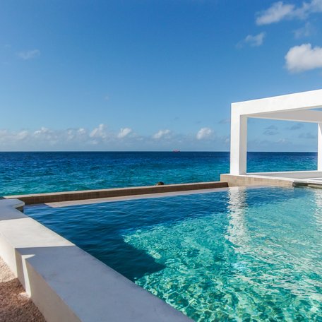 Infinity pool with views of the sea in St Tropez