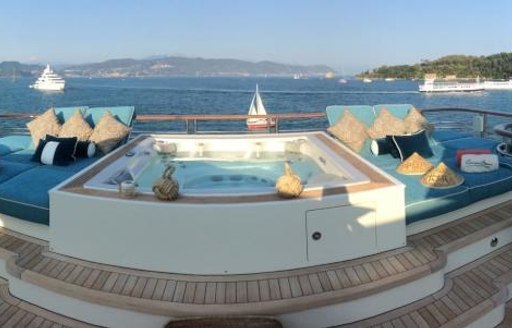 Jacuzzi on board luxury yacht Cocoa Bean