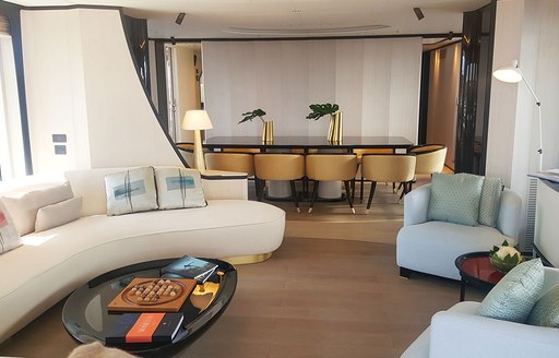 Main salon onboard MY Uriamir