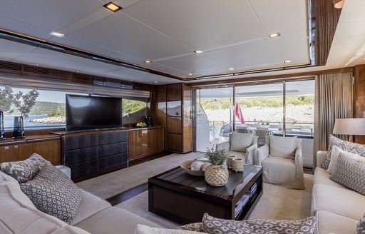 Charter yacht EXPERIENCE interior lounge and TV