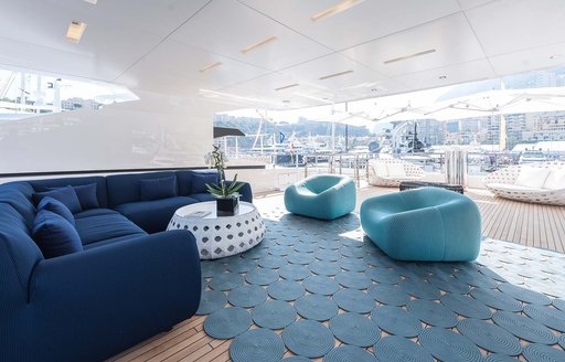 Spacious outdoor living on M/Y ENTOURAGE