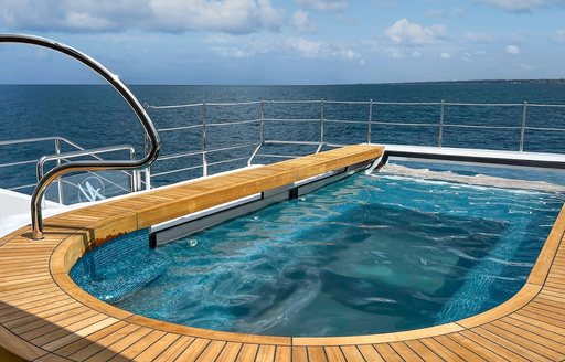 Charter yacht AMOR A VIDA deck Jacuzzi