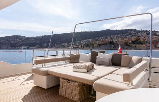 Charter yacht LA PAUSA sunpads