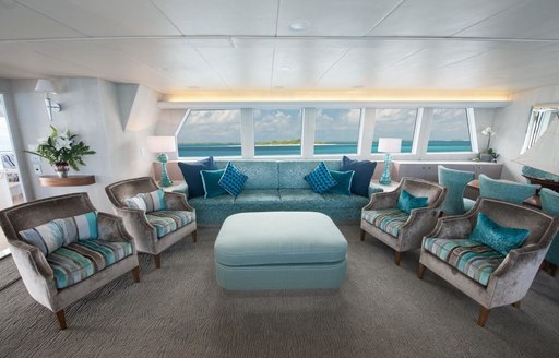 chic and contemporary salon on board motor yacht DREAMTIME 