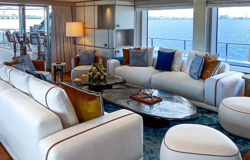 Charter yacht AMOR A VIDA main salon lounge