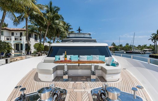 the romantic and intimate seating arangement on chrater yacht freddy