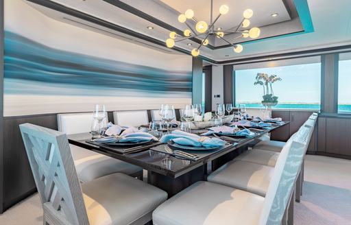 Charter yacht MEMENTO VIVERE interior dining table