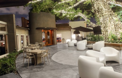 Steakhouse in Fort Lauderdale, glittering trees and elegant alfresco dining set-up