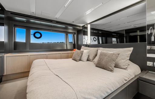 Charter yacht SAMIRA master cabin with central berth