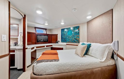 Charter yacht EL REY double guest cabin with central berth 