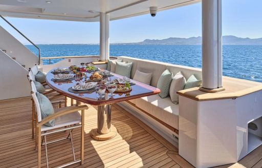 Charter yacht BLUE SYMPHONIE alfresco dining setup