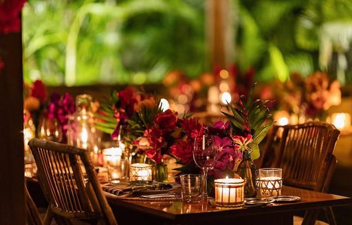 Dining table adorned with pink flora at Tamarin St Barts restaurant